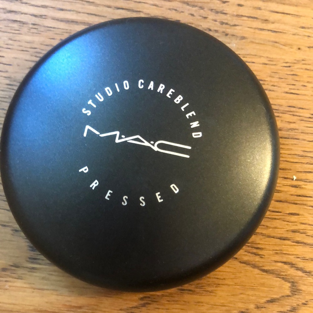 MAC Cosmetics Studio Careblend Pressed Powder - Black Compact